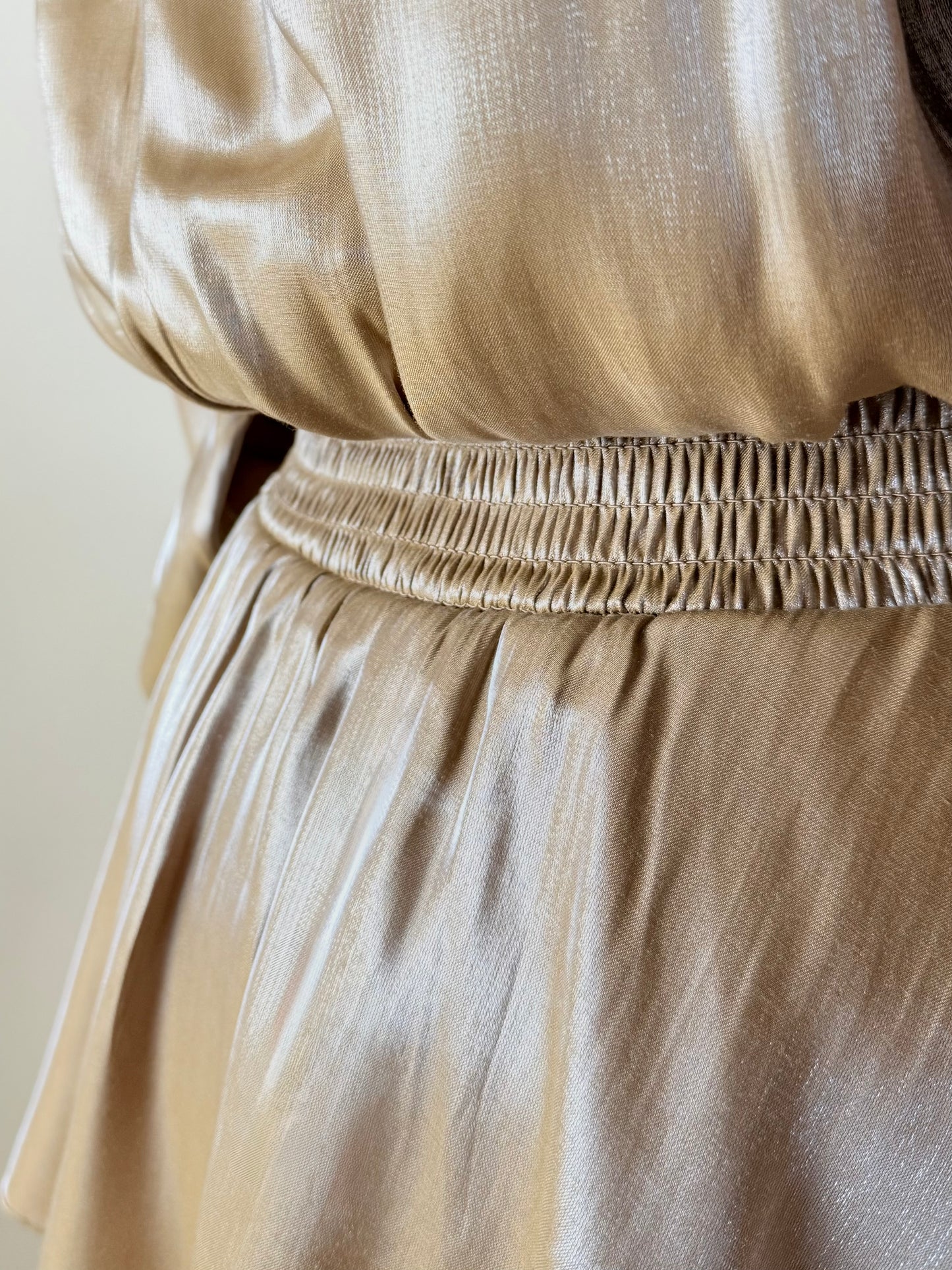 Robe Dorée Éclatante