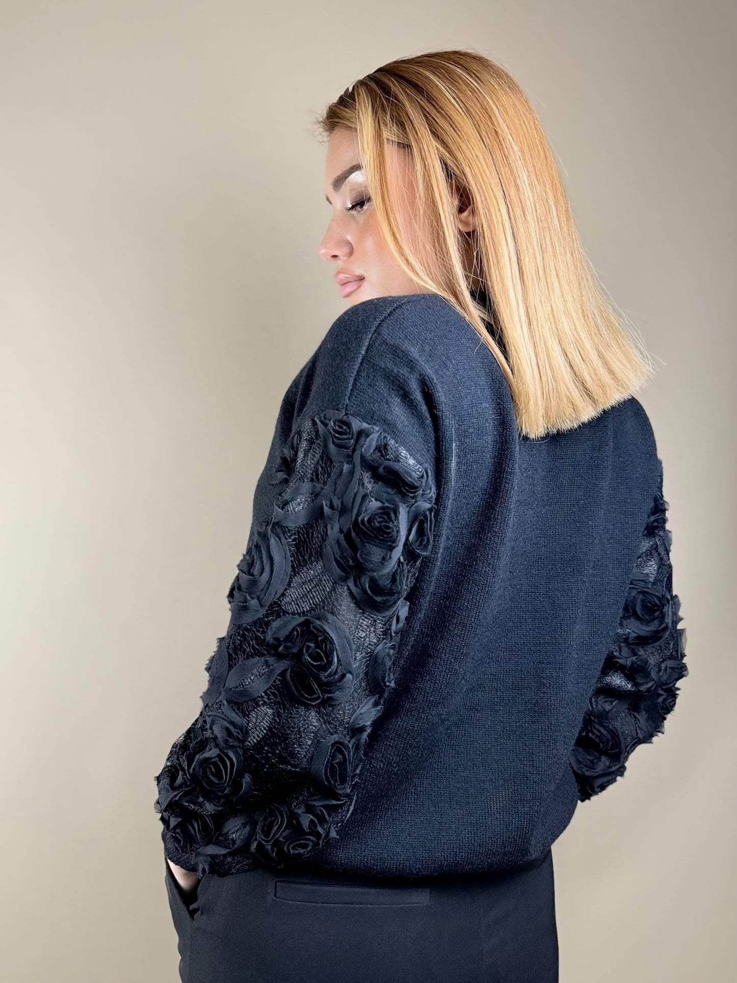 Pull Noir “Velvet Bloom”